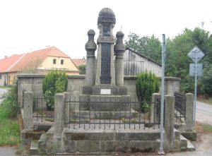 Téma: Pomník obětem světových válek ve Škrovádě na návsi