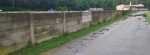 Téma: Nehezký betonový plot plovárny